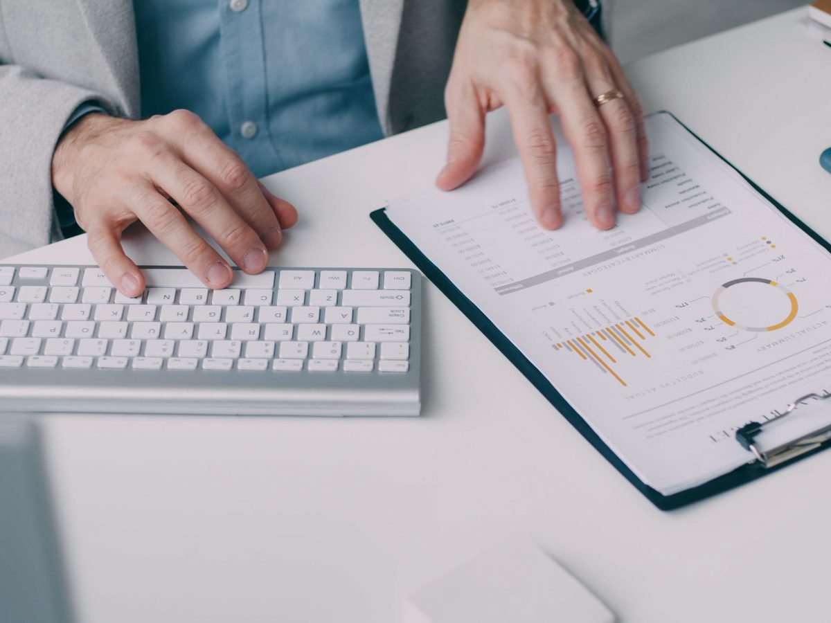 Relatórios de gestão sendo analisados no escritório — Khrony Tech