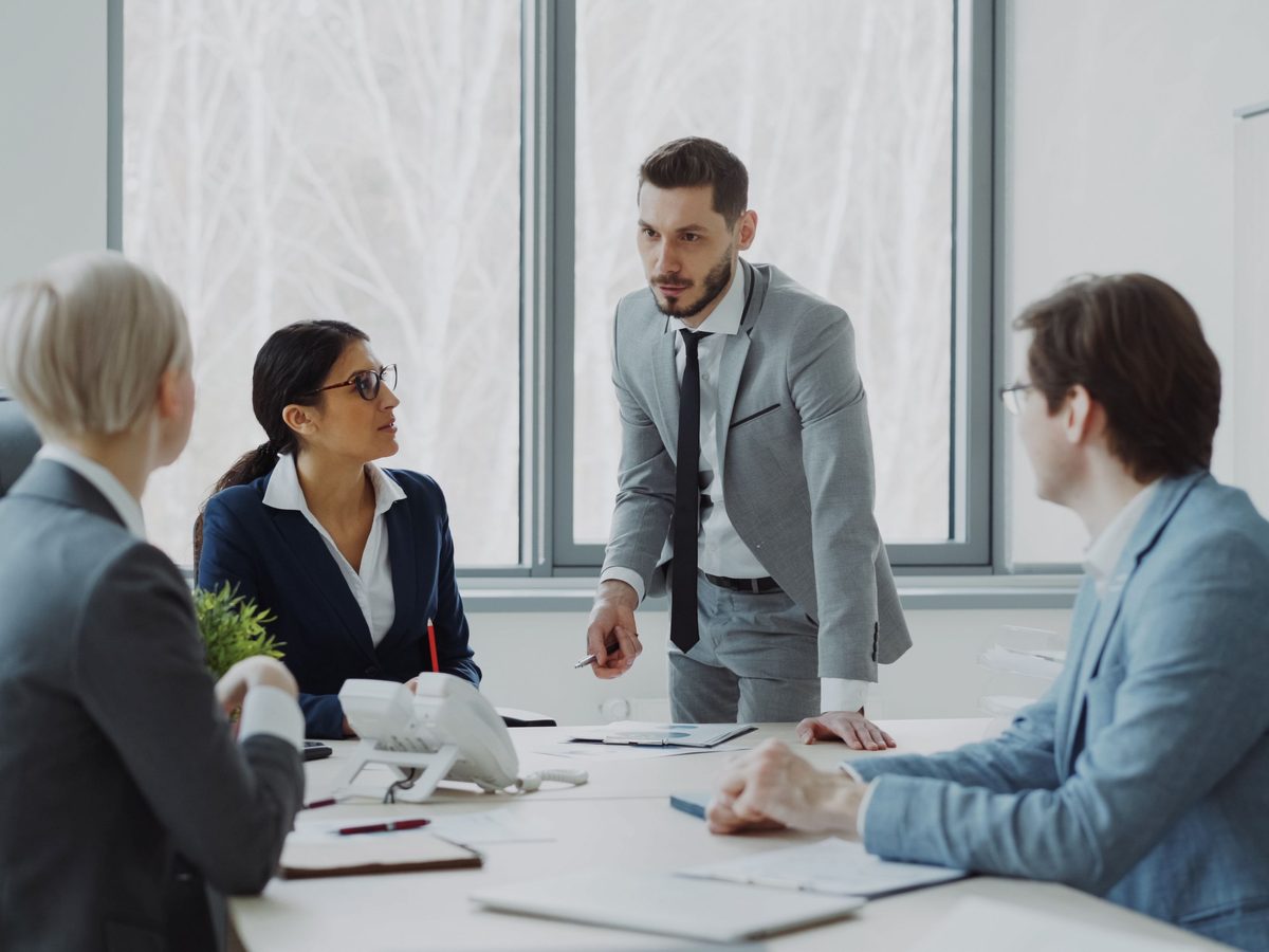 Equipe reunida discutindo indicadores do negócio — Khrony Tech